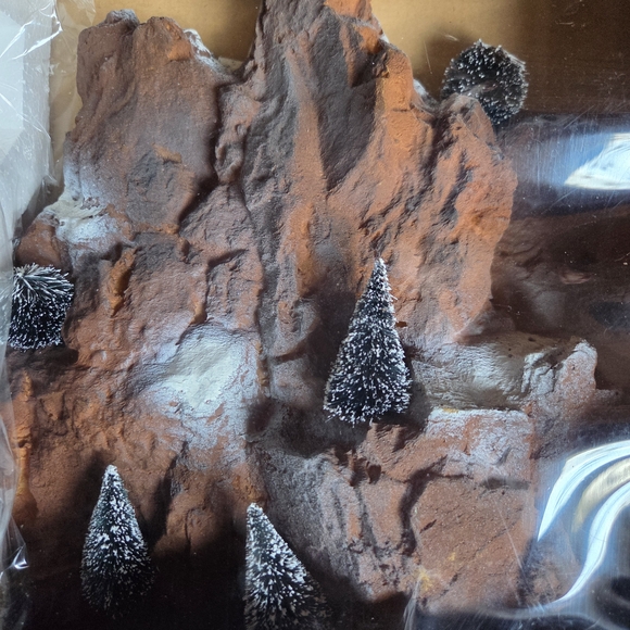 Lemax Village Collection Mountain Backdrop with Trees - Brown and White 1998 - Picture 2 of 4